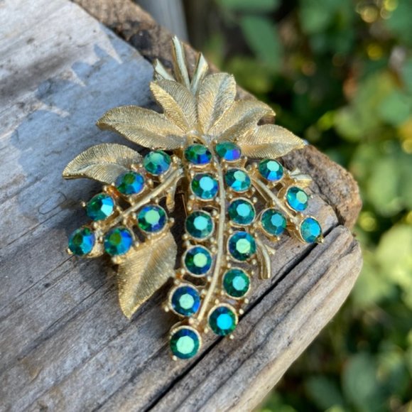 Vintage Rhinestone Pin Blue Green Stones in a Matte Gold Setting - Picture 3 of 11